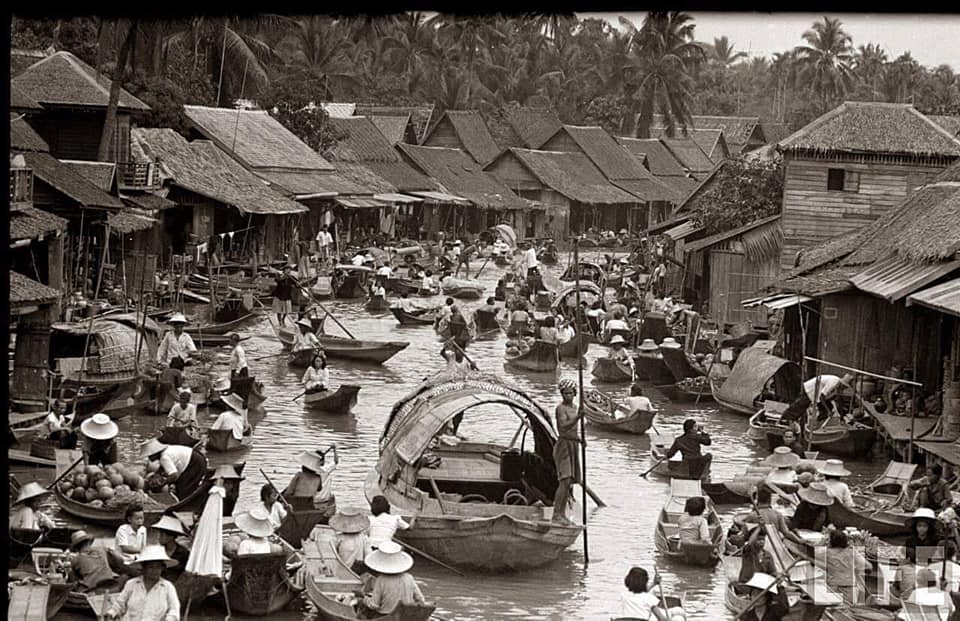 An early twentieth-century floating market near Bangkok. Source: Twitter 