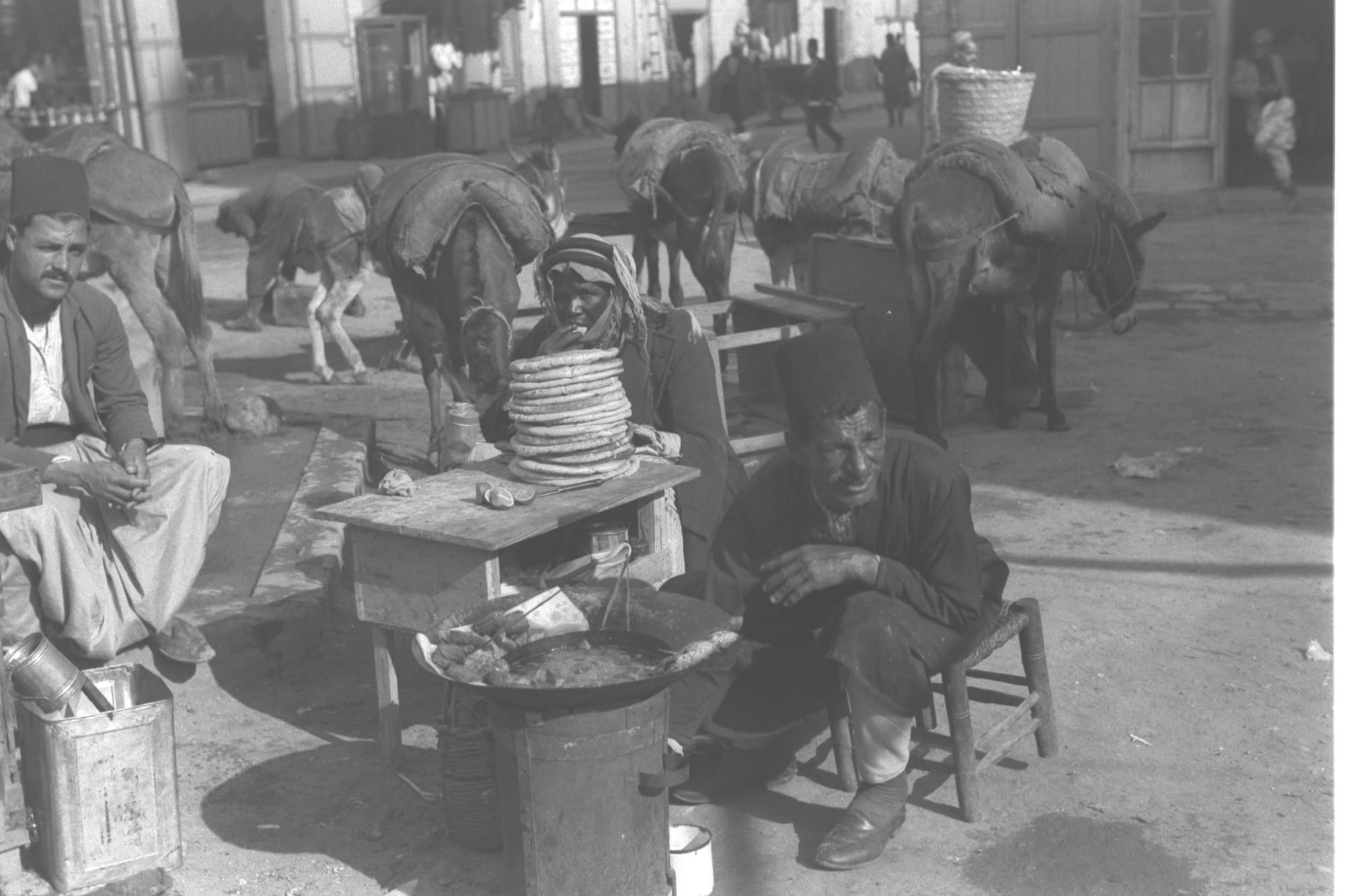 A falafel vendor in Jerusalem in 1935. Source: Wikimedia Commons. 